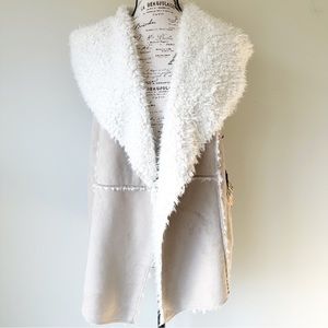 Dylan beige / white fur like vest brand new